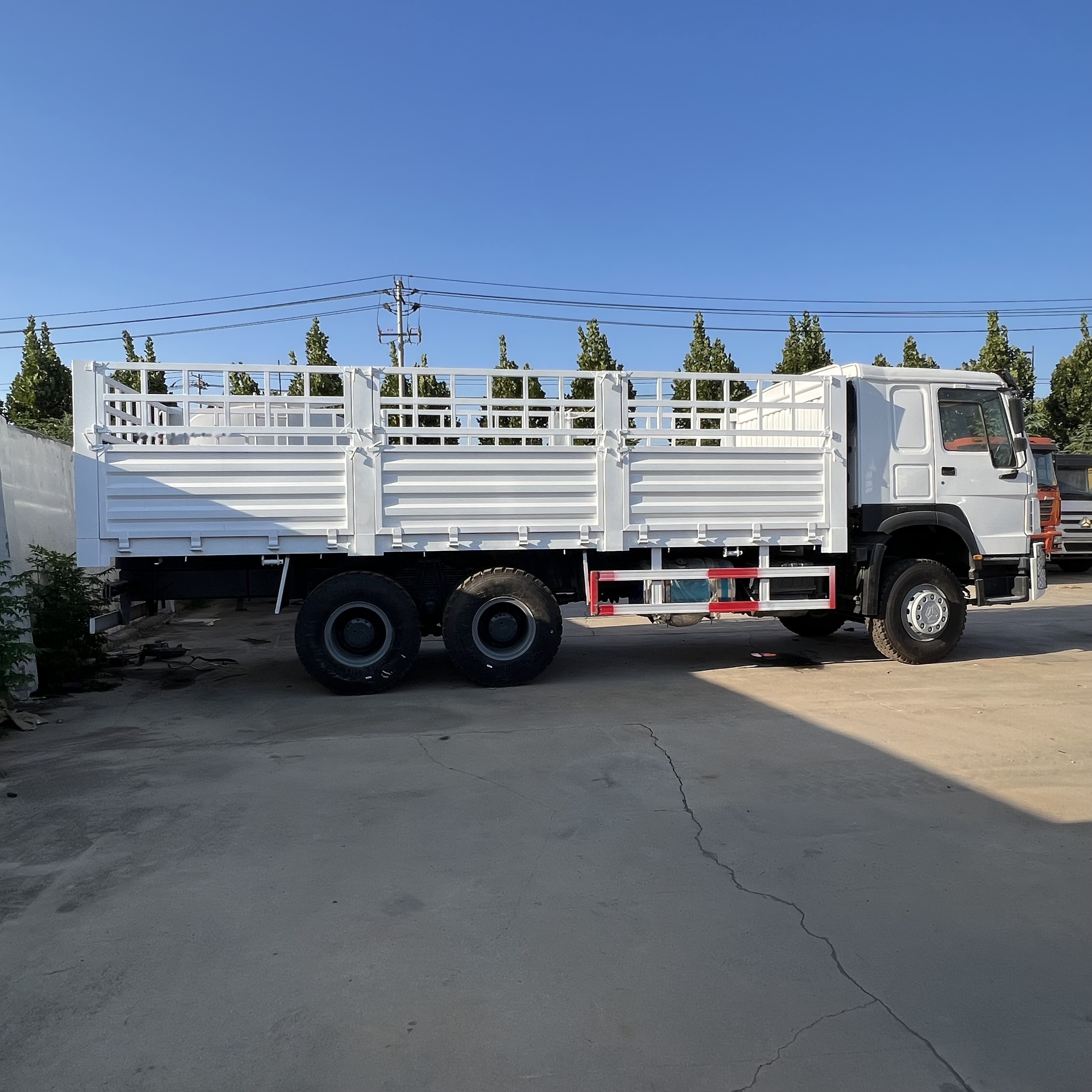 Sinotruk HOWO 371 6*4 Fence Truck - Platós teherautó: 5 kép. Sinotruk HOWO 371 6*4 Fence Truck - Platós teherautó: 5 kép.