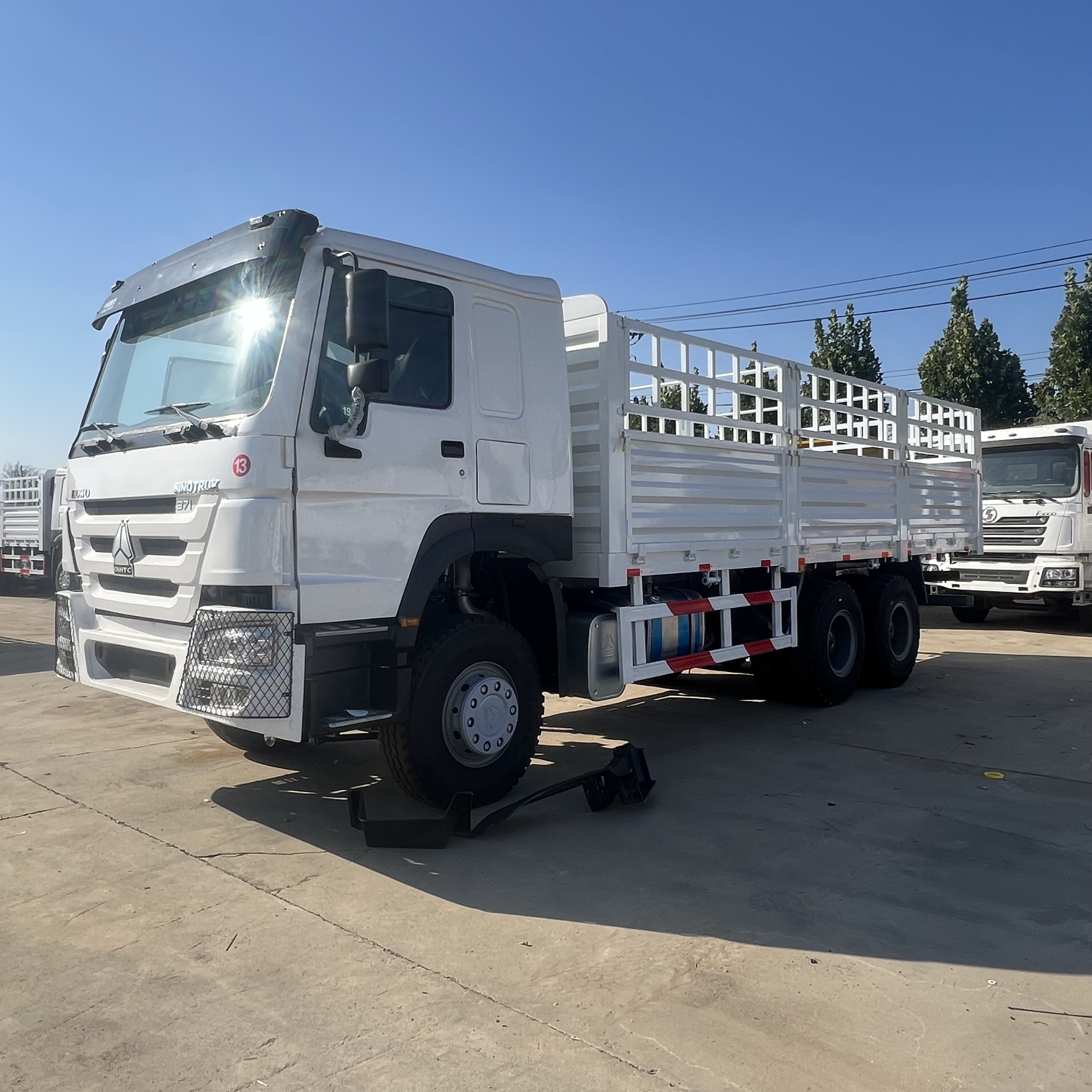 Sinotruk HOWO 371 6*4 Fence truck - Platós teherautó: 1 kép. Sinotruk HOWO 371 6*4 Fence truck - Platós teherautó: 1 kép.