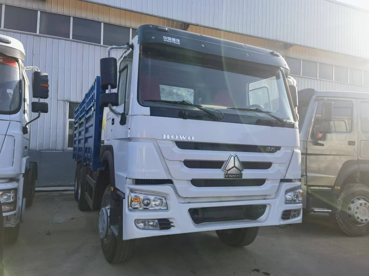Sinotruk HOWO 371 6*4 Fence truck - Platós teherautó: 3 kép. Sinotruk HOWO 371 6*4 Fence truck - Platós teherautó: 3 kép.