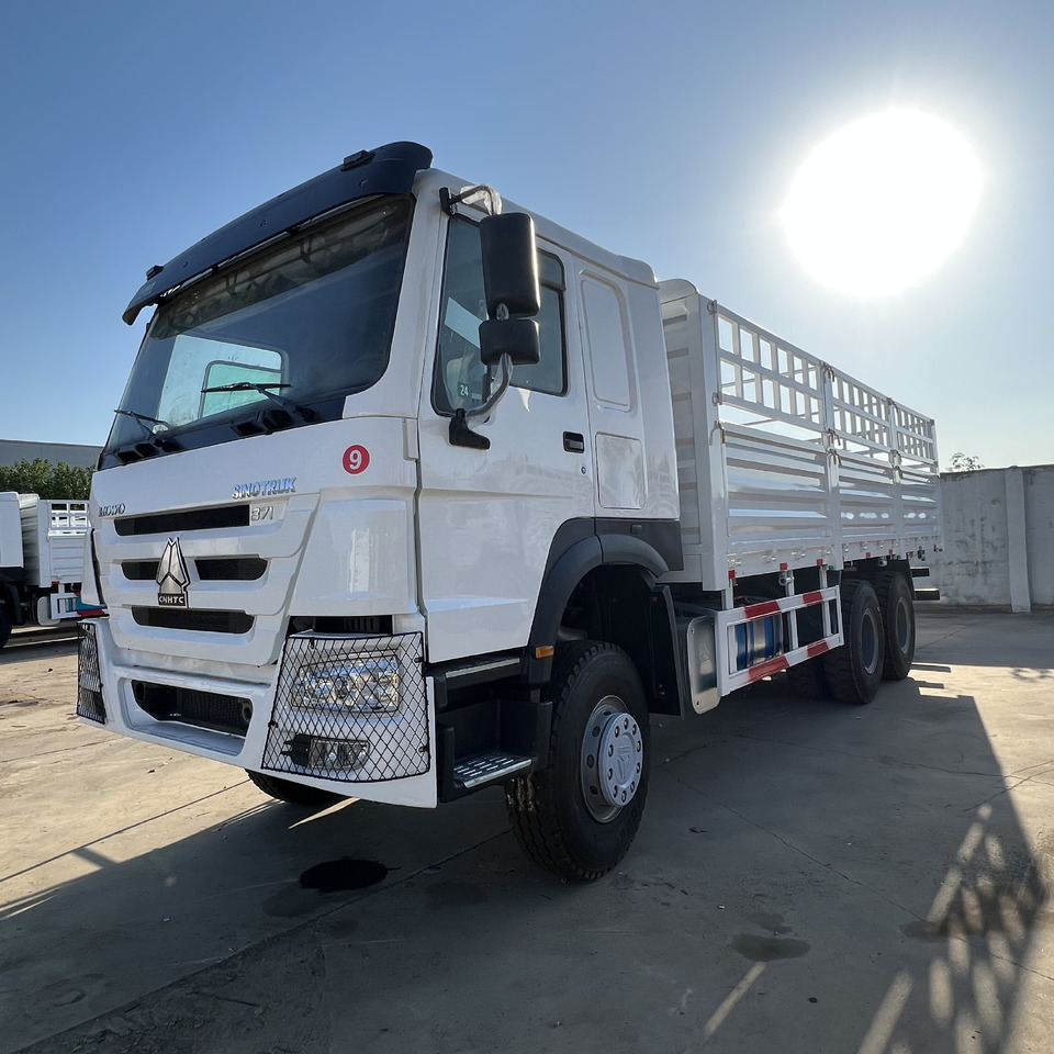 Sinotruk HOWO 371 6*4 Fence truck - Platós teherautó: 1 kép. Sinotruk HOWO 371 6*4 Fence truck - Platós teherautó: 1 kép.