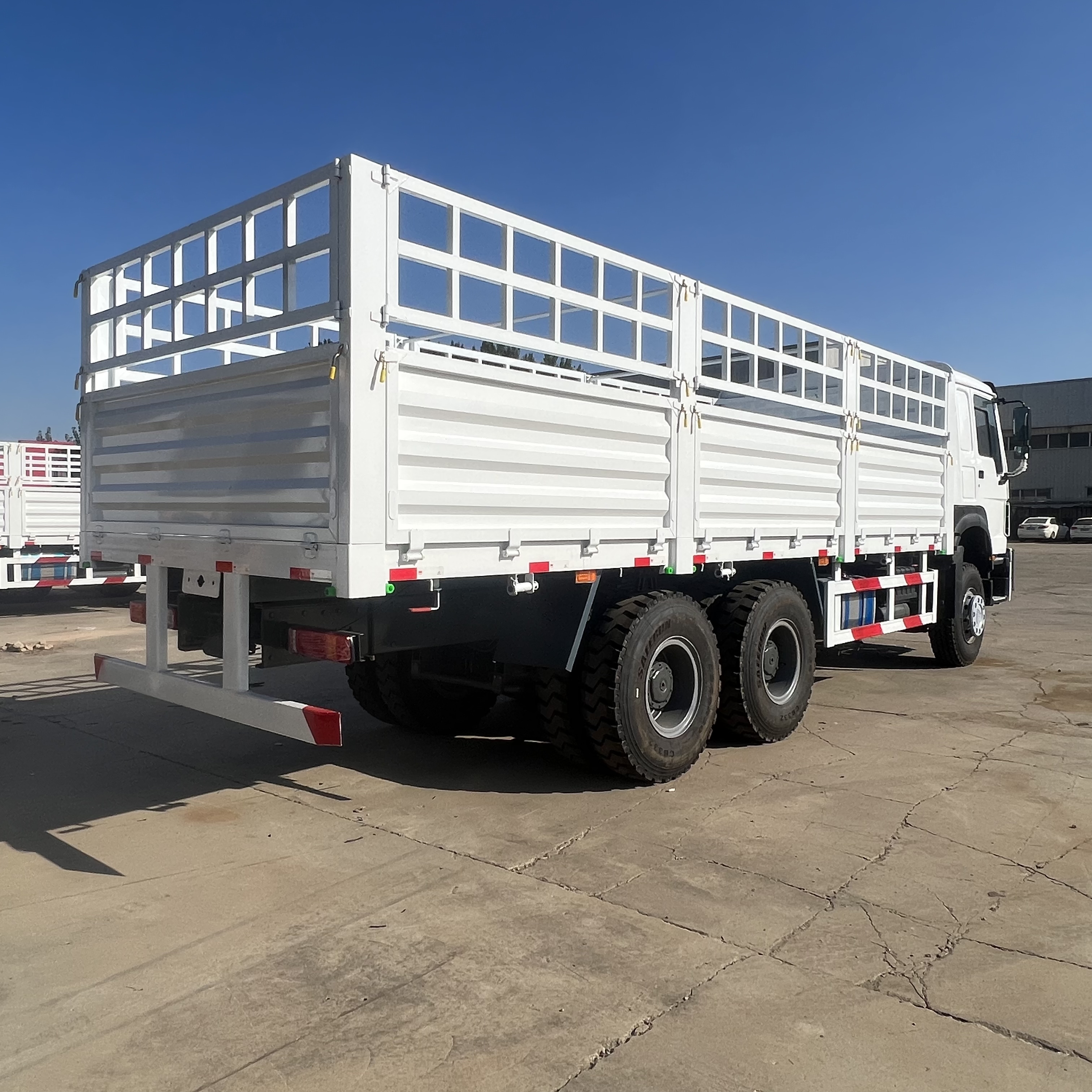 Sinotruk HOWO 371 6*4 Fence truck - Platós teherautó: 4 kép. Sinotruk HOWO 371 6*4 Fence truck - Platós teherautó: 4 kép.