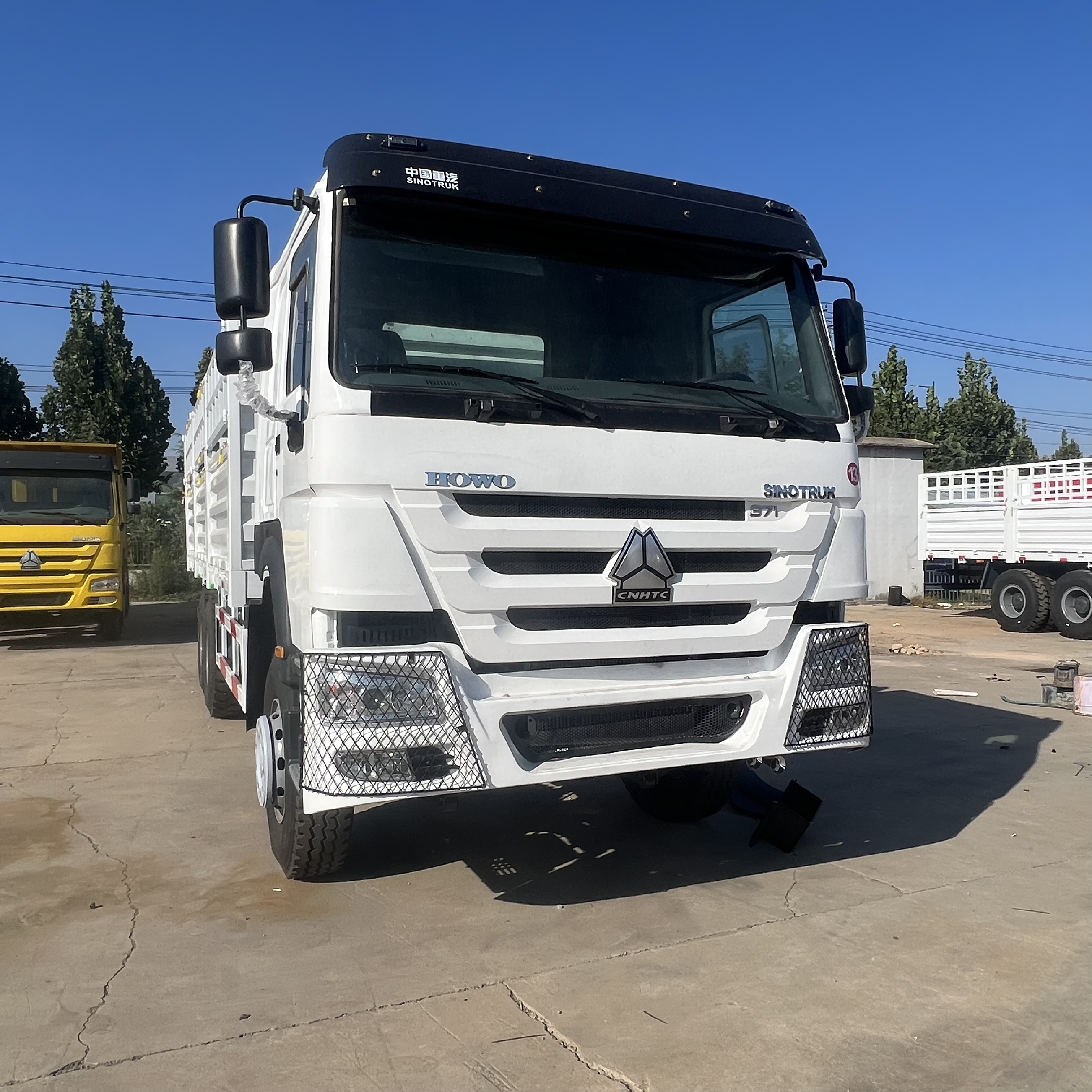 Sinotruk HOWO 371 6*4 Fence truck - Platós teherautó: 5 kép. Sinotruk HOWO 371 6*4 Fence truck - Platós teherautó: 5 kép.