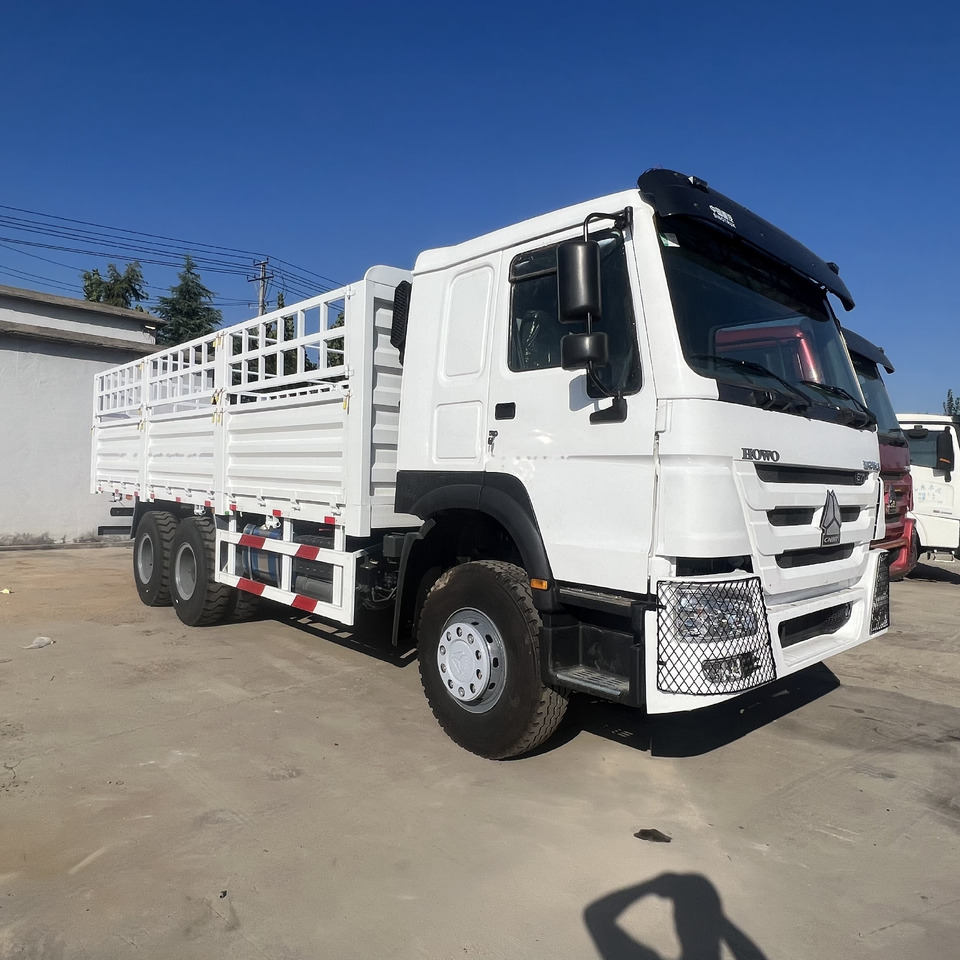 Sinotruk HOWO 371 6*4 Fence truck - Platós teherautó: 1 kép. Sinotruk HOWO 371 6*4 Fence truck - Platós teherautó: 1 kép.