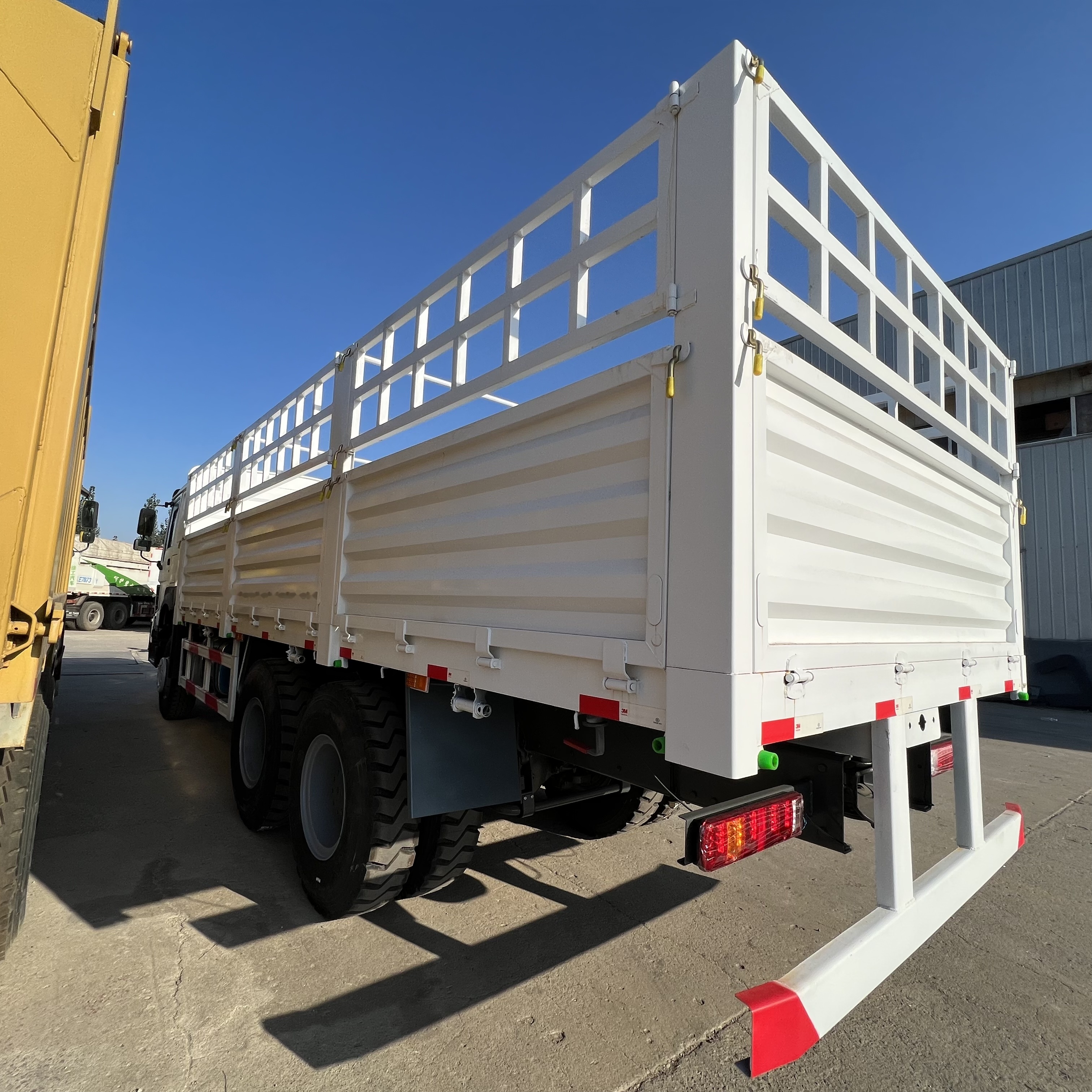 Sinotruk HOWO 371 6*4 Fence truck - Platós teherautó: 1 kép. Sinotruk HOWO 371 6*4 Fence truck - Platós teherautó: 1 kép.