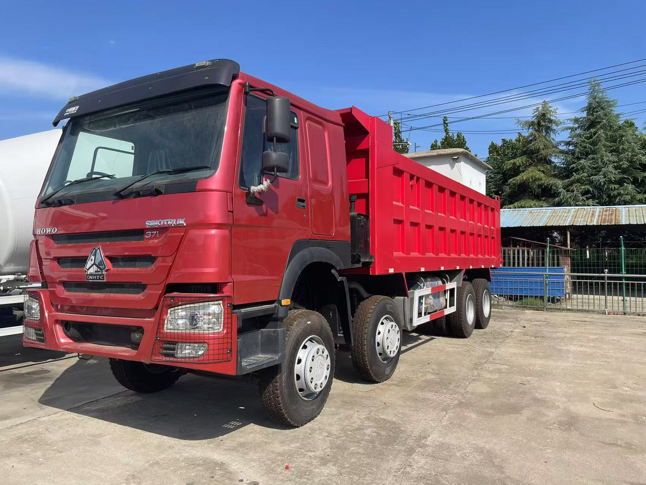 Sinotruk HOWO 371 8*4 Dump truck - Billenőplatós teherautó: 1 kép. Sinotruk HOWO 371 8*4 Dump truck - Billenőplatós teherautó: 1 kép.
