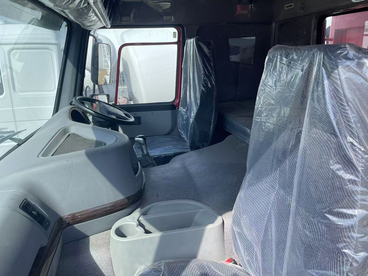 Sinotruk HOWO 371 8*4 Dump truck - Billenőplatós teherautó: 5 kép. Sinotruk HOWO 371 8*4 Dump truck - Billenőplatós teherautó: 5 kép.