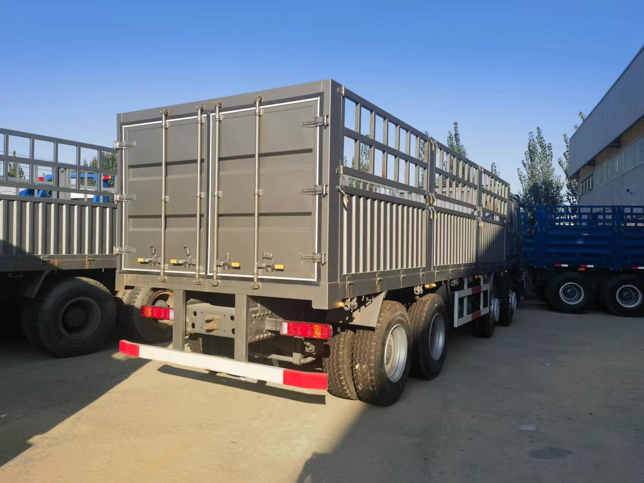 Sinotruk HOWO 371 8*4 Fence truck - Platós teherautó: 2 kép. Sinotruk HOWO 371 8*4 Fence truck - Platós teherautó: 2 kép.