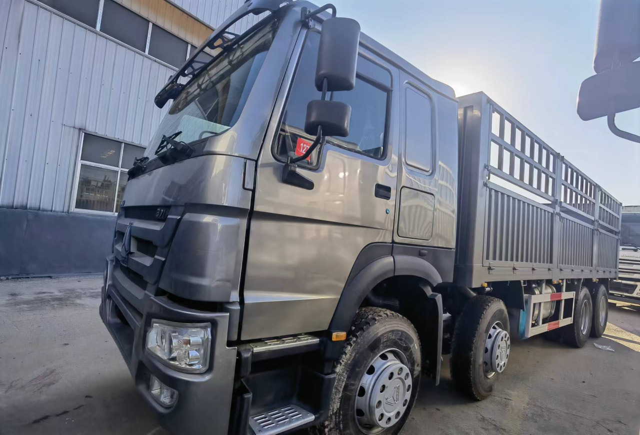 Sinotruk HOWO 371 8*4 Fence truck - Platós teherautó: 1 kép. Sinotruk HOWO 371 8*4 Fence truck - Platós teherautó: 1 kép.