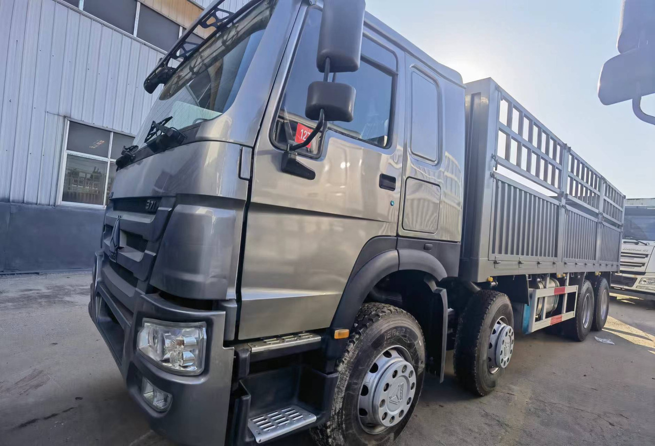Sinotruk HOWO 371 8*4 Fence truck - Platós teherautó: 5 kép. Sinotruk HOWO 371 8*4 Fence truck - Platós teherautó: 5 kép.