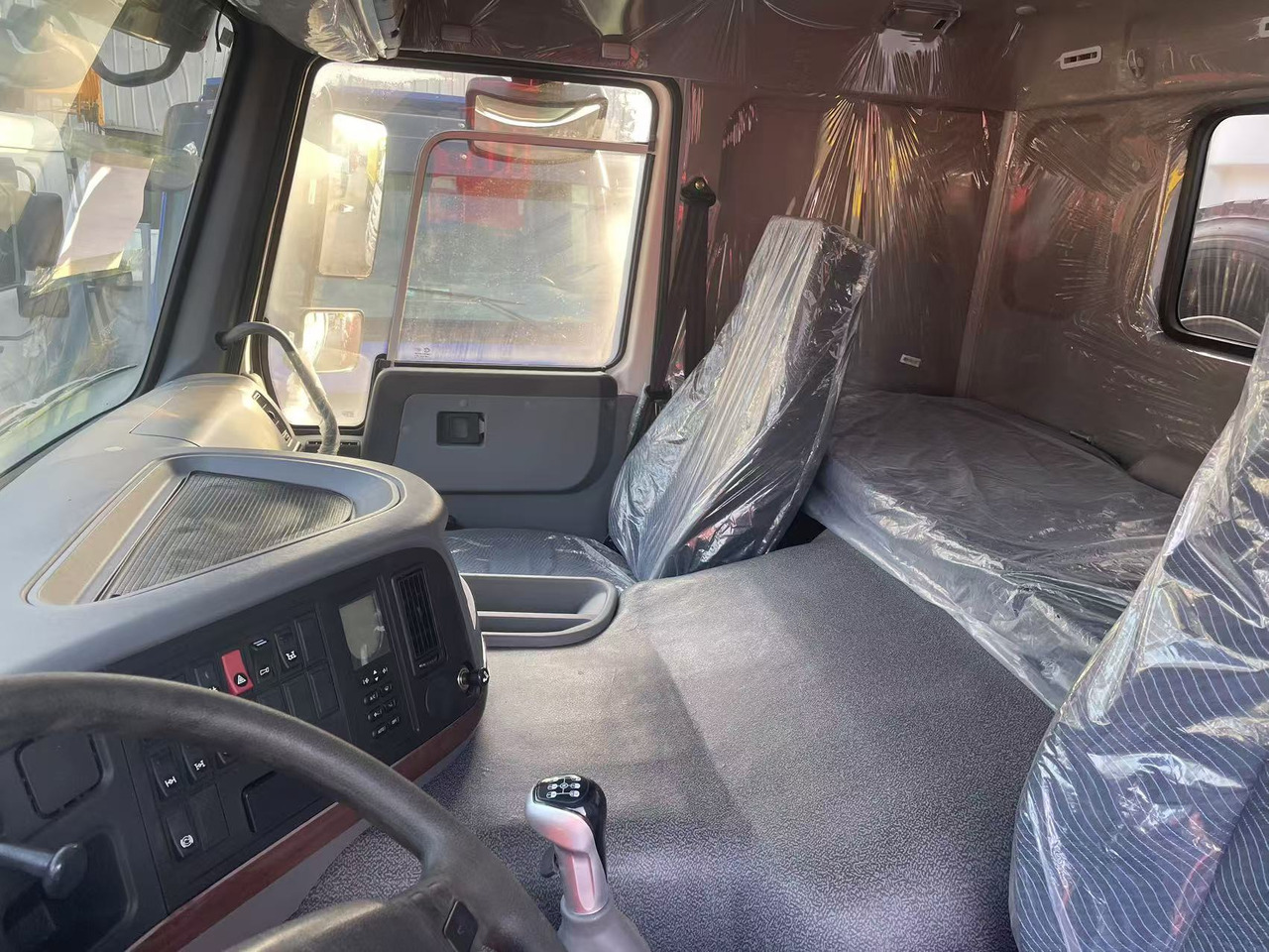 Sinotruk HOWO 371 brand new 6*4 Dump truck - Billenőplatós teherautó: 5 kép. Sinotruk HOWO 371 brand new 6*4 Dump truck - Billenőplatós teherautó: 5 kép.