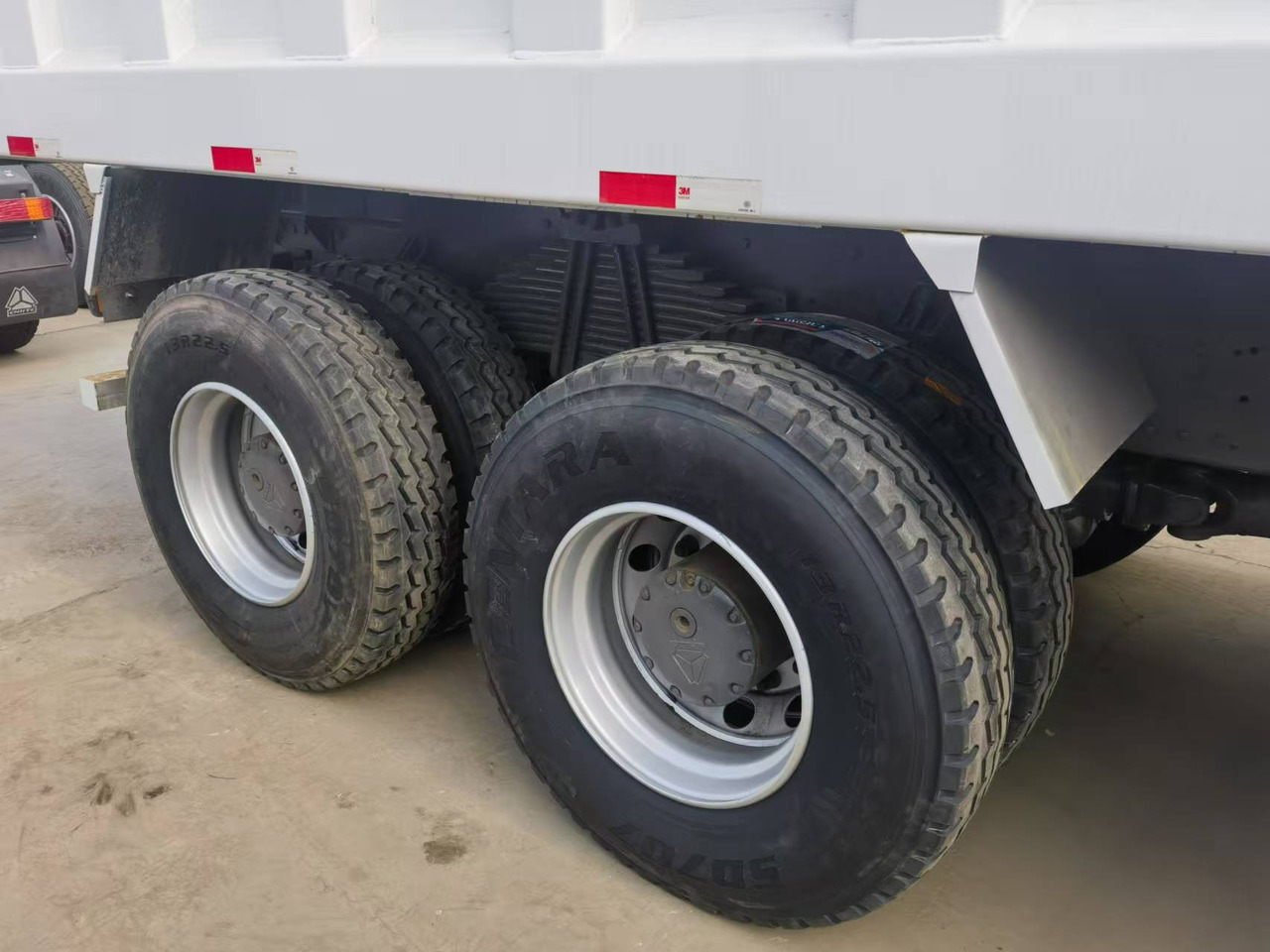 Sinotruk HOWO 375 6*4 Dump truck - Billenőplatós teherautó: 4 kép. Sinotruk HOWO 375 6*4 Dump truck - Billenőplatós teherautó: 4 kép.