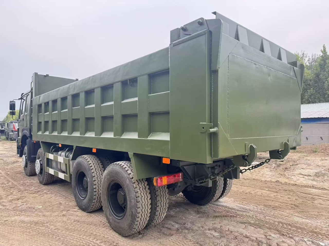 Billenőplatós teherautó Sinotruk HOWO 380: 6 kép. Billenőplatós teherautó Sinotruk HOWO 380: 6 kép.