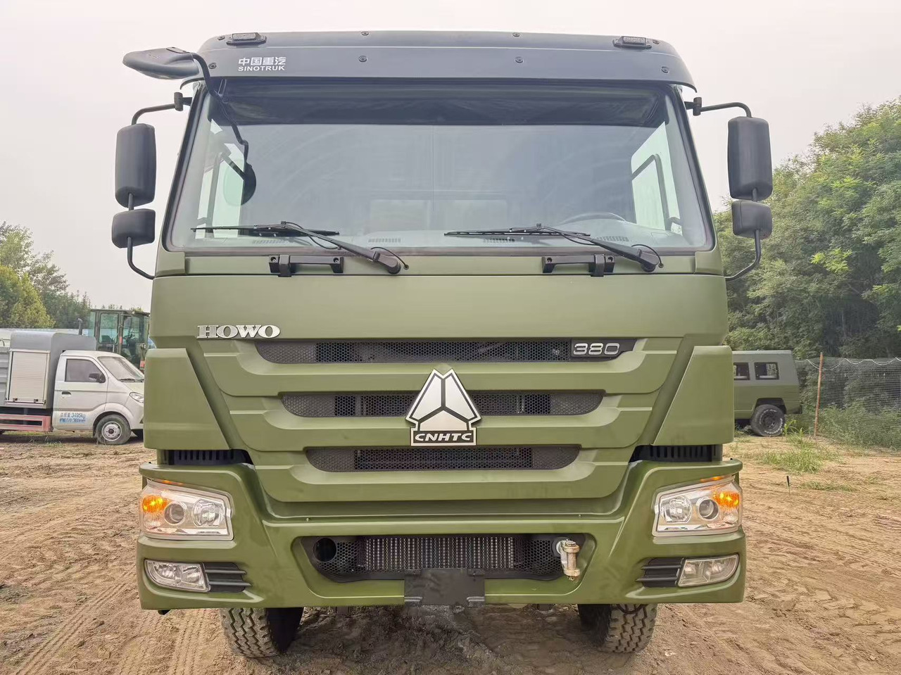 Sinotruk HOWO 380 - Billenőplatós teherautó: 2 kép. Sinotruk HOWO 380 - Billenőplatós teherautó: 2 kép.