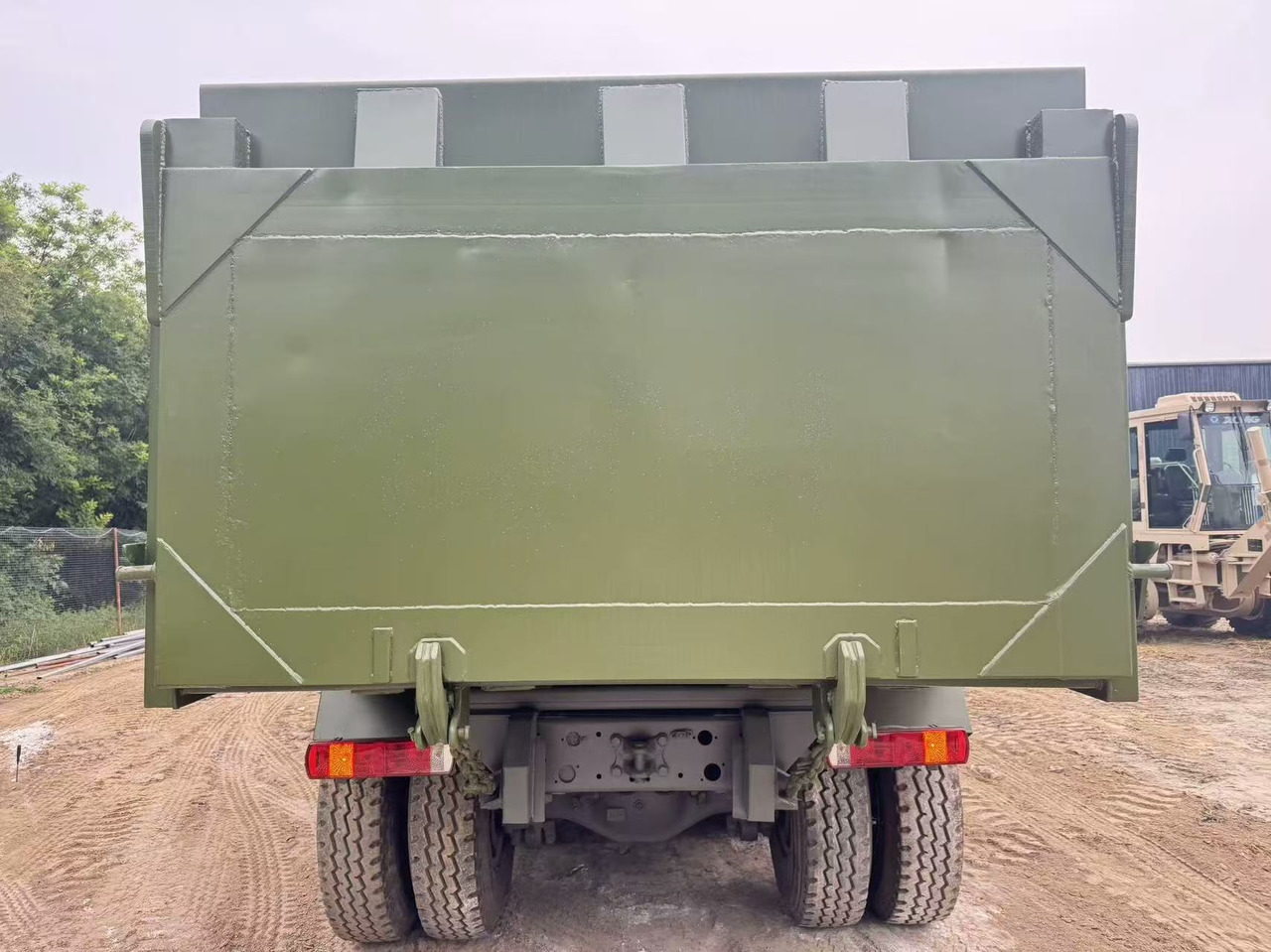 Sinotruk HOWO 380 - Billenőplatós teherautó: 5 kép. Sinotruk HOWO 380 - Billenőplatós teherautó: 5 kép.