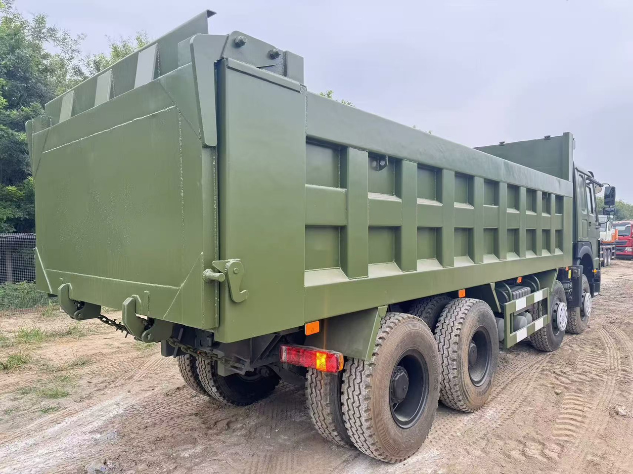 Sinotruk HOWO 380 - Billenőplatós teherautó: 4 kép. Sinotruk HOWO 380 - Billenőplatós teherautó: 4 kép.