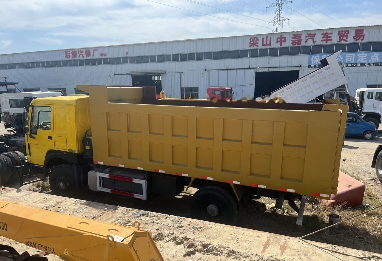 Sinotruk HOWO 4*2 Dump truck - Billenőplatós teherautó: 1 kép. Sinotruk HOWO 4*2 Dump truck - Billenőplatós teherautó: 1 kép.