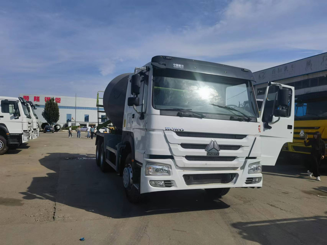 Sinotruk HOWO 6*4 Concrete mixer truck - Betonmixer: 1 kép. Sinotruk HOWO 6*4 Concrete mixer truck - Betonmixer: 1 kép.