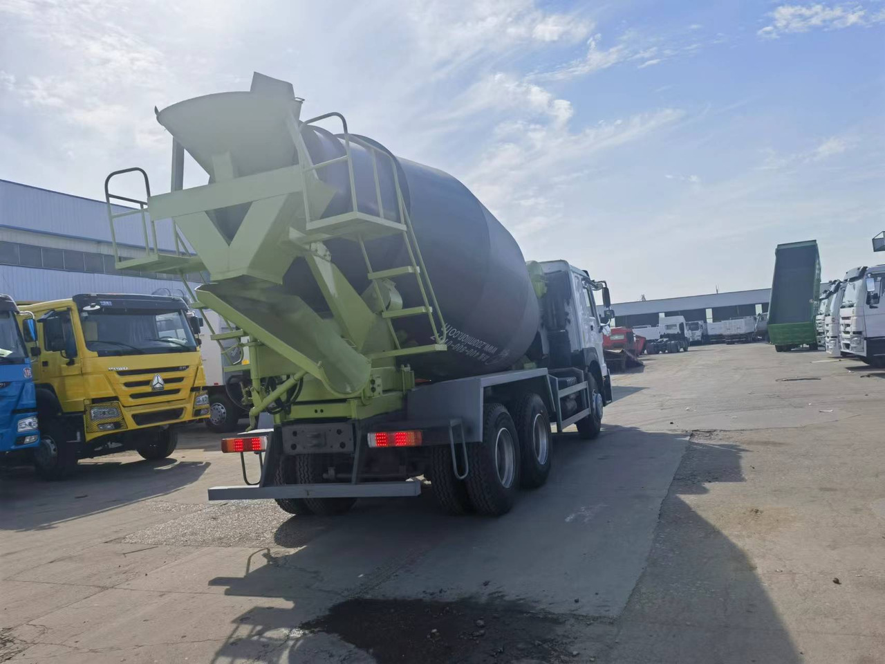Sinotruk HOWO 6*4 Concrete mixer truck - Betonmixer: 3 kép. Sinotruk HOWO 6*4 Concrete mixer truck - Betonmixer: 3 kép.