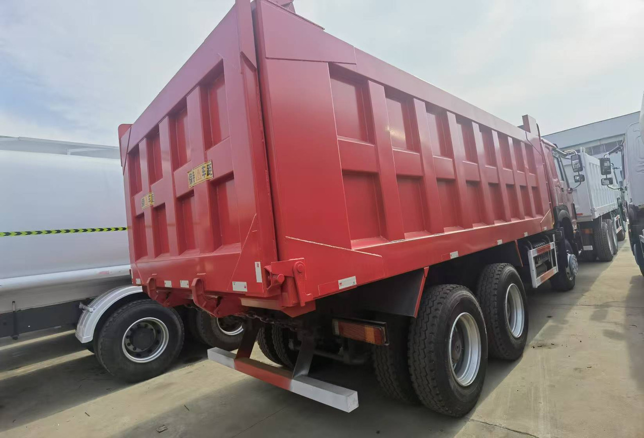 Sinotruk HOWO 6*4 Dump truck - Billenőplatós teherautó: 3 kép. Sinotruk HOWO 6*4 Dump truck - Billenőplatós teherautó: 3 kép.