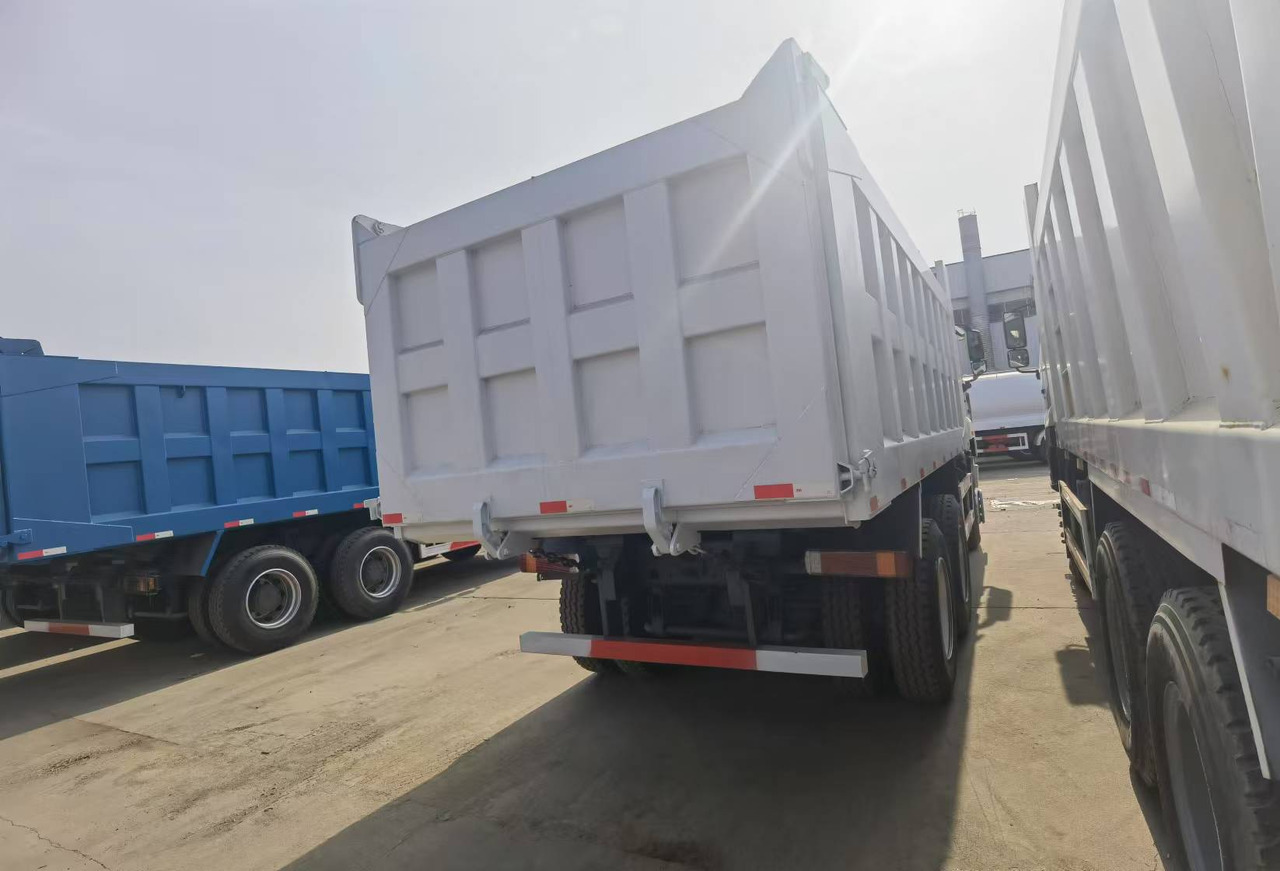 Sinotruk HOWO 6*4 Dump truck - Billenőplatós teherautó: 2 kép. Sinotruk HOWO 6*4 Dump truck - Billenőplatós teherautó: 2 kép.