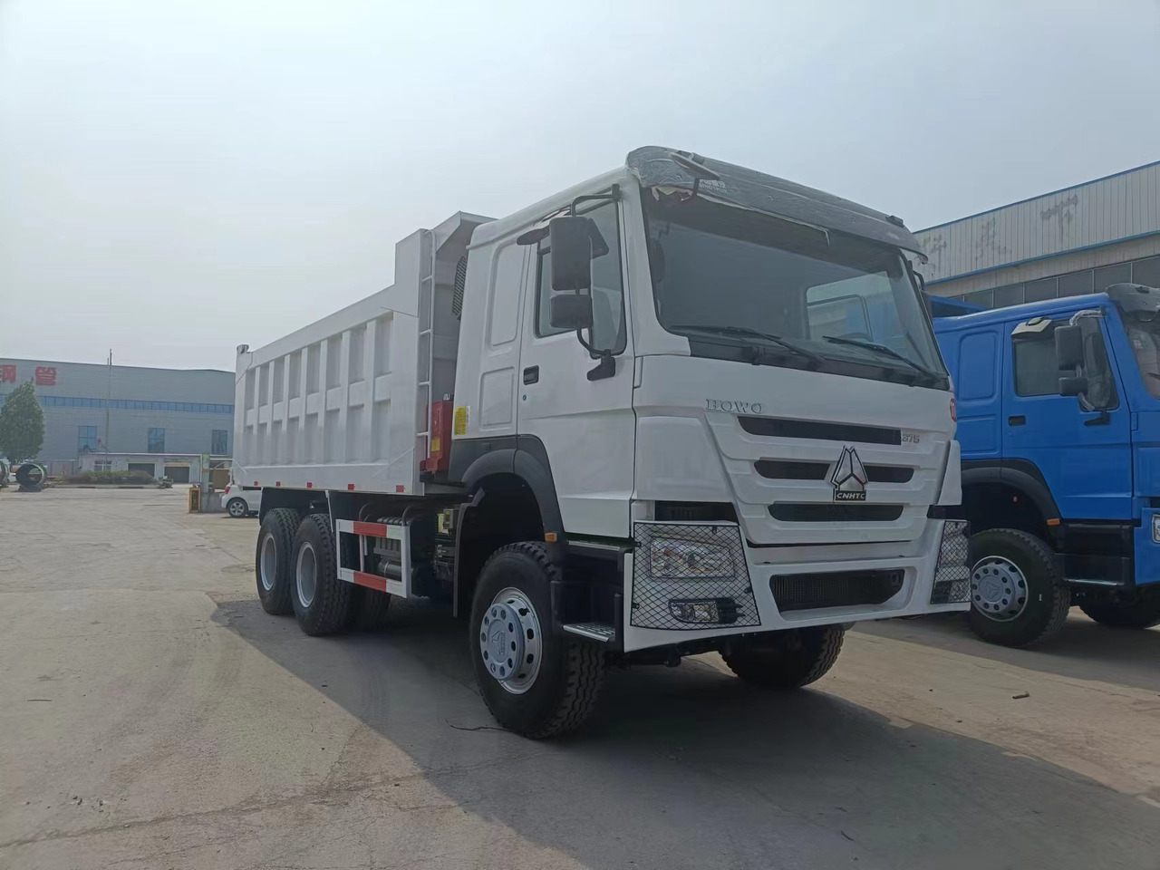Sinotruk HOWO 6*4 Dump truck - Billenőplatós teherautó: 3 kép. Sinotruk HOWO 6*4 Dump truck - Billenőplatós teherautó: 3 kép.