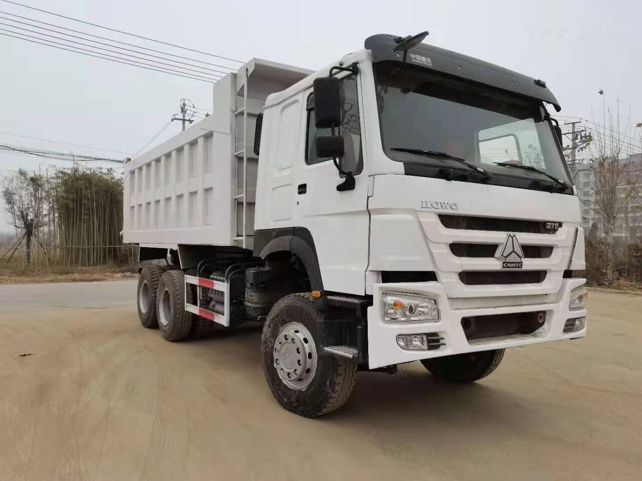 Sinotruk HOWO 6*4 Dump truck - Billenőplatós teherautó: 1 kép. Sinotruk HOWO 6*4 Dump truck - Billenőplatós teherautó: 1 kép.