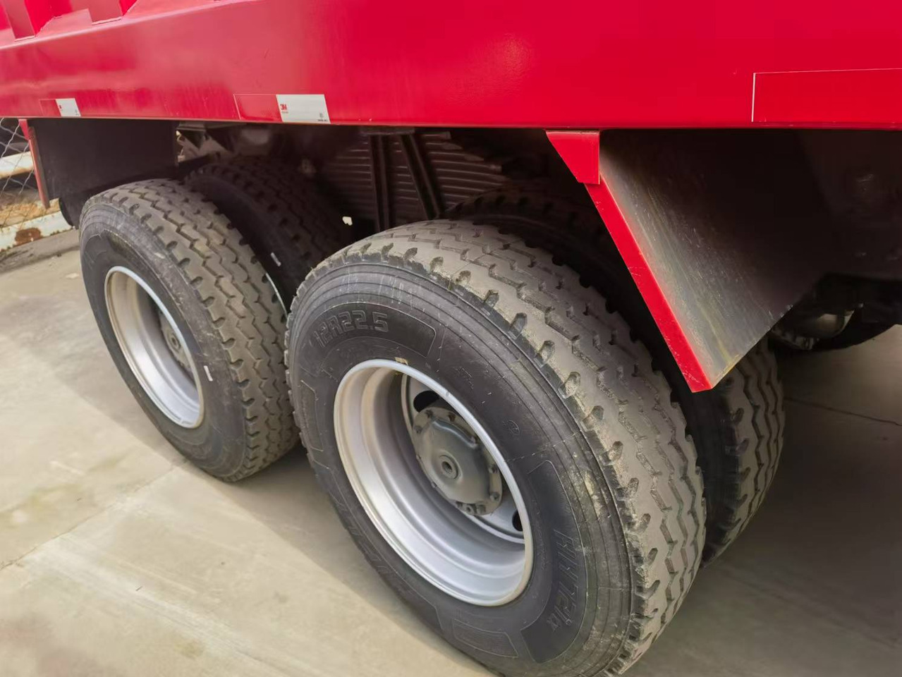 Sinotruk HOWO 6*4 Dump truck - Billenőplatós teherautó: 2 kép. Sinotruk HOWO 6*4 Dump truck - Billenőplatós teherautó: 2 kép.