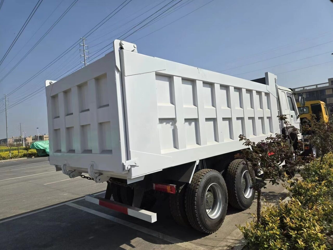 Sinotruk HOWO 6*4 Dump truck - Billenőplatós teherautó: 3 kép. Sinotruk HOWO 6*4 Dump truck - Billenőplatós teherautó: 3 kép.