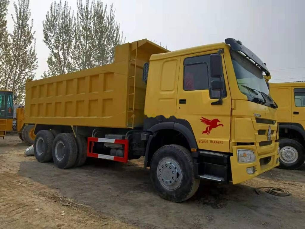Sinotruk HOWO 6*4 Dump truck - Billenőplatós teherautó: 1 kép. Sinotruk HOWO 6*4 Dump truck - Billenőplatós teherautó: 1 kép.