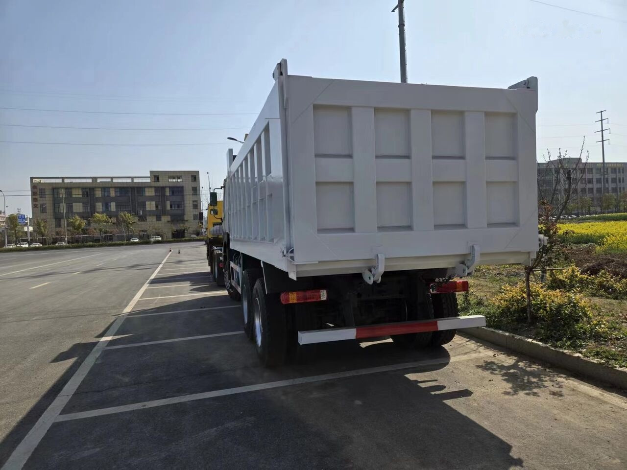 Sinotruk HOWO 6*4 Dump truck - Billenőplatós teherautó: 5 kép. Sinotruk HOWO 6*4 Dump truck - Billenőplatós teherautó: 5 kép.