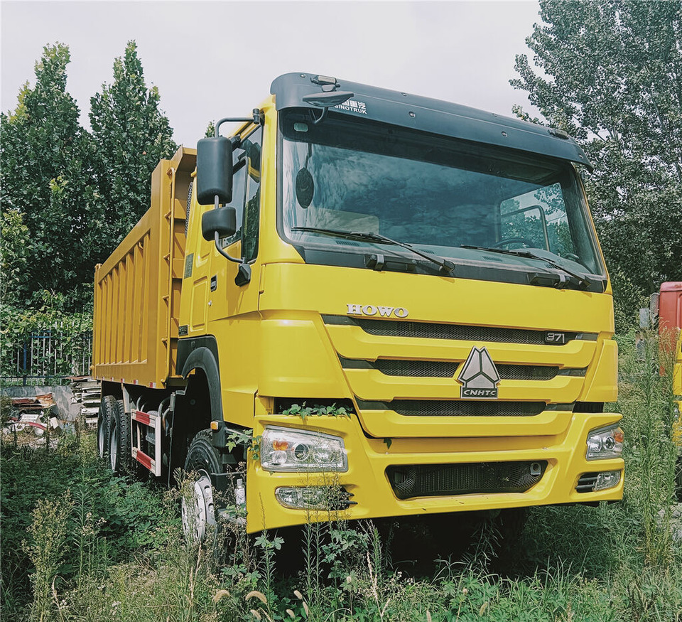 Sinotruk HOWO 6*4 Dump truck - Billenőplatós teherautó: 2 kép. Sinotruk HOWO 6*4 Dump truck - Billenőplatós teherautó: 2 kép.