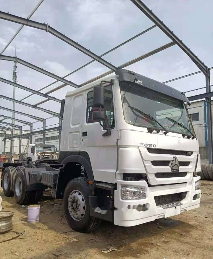 Sinotruk HOWO 6*4 Tractor - Cserefelépítményes teherautó: 3 kép. Sinotruk HOWO 6*4 Tractor - Cserefelépítményes teherautó: 3 kép.