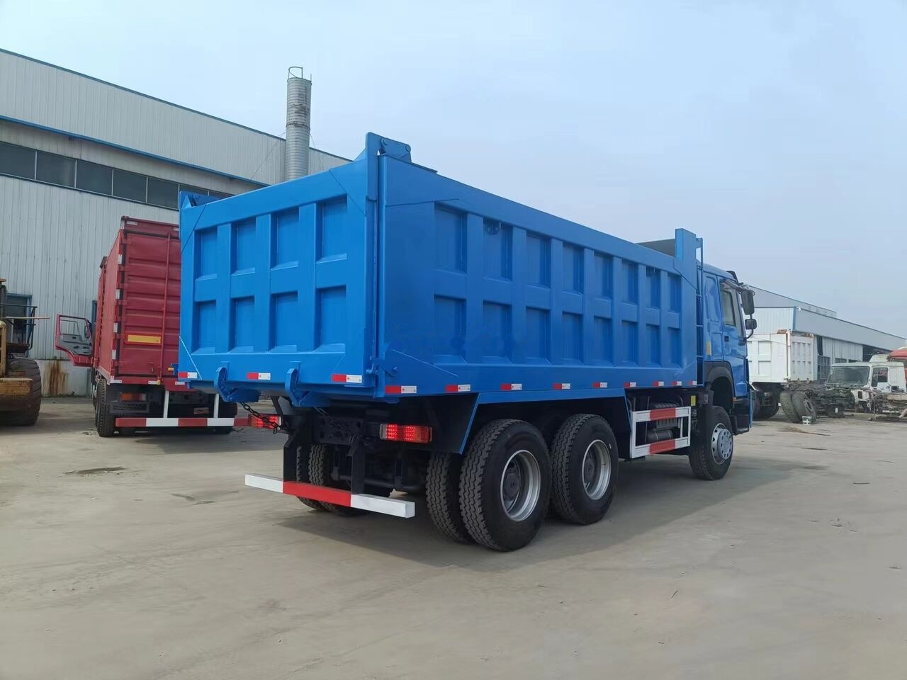 Billenőplatós teherautó Sinotruk HOWO 6x4: 6 kép.