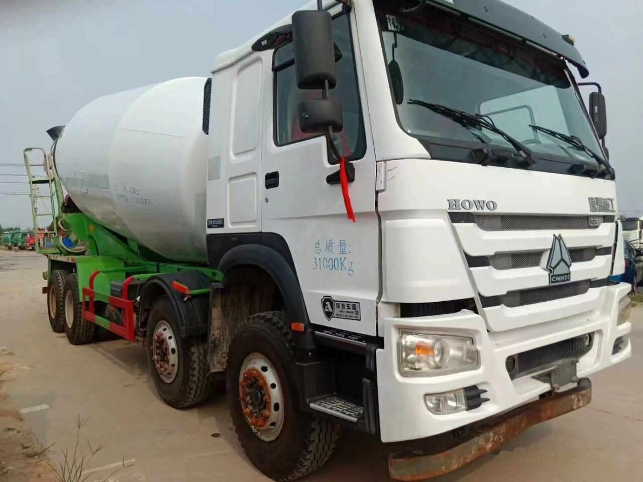 Sinotruk HOWO 8*4 Concrete mixer truck - Betonmixer: 2 kép. Sinotruk HOWO 8*4 Concrete mixer truck - Betonmixer: 2 kép.