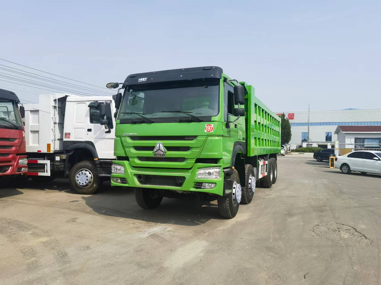 Sinotruk HOWO 8*4 Dump truck - Billenőplatós teherautó: 1 kép. Sinotruk HOWO 8*4 Dump truck - Billenőplatós teherautó: 1 kép.