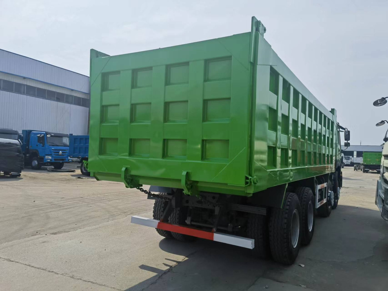 Sinotruk HOWO 8*4 Dump truck - Billenőplatós teherautó: 3 kép. Sinotruk HOWO 8*4 Dump truck - Billenőplatós teherautó: 3 kép.