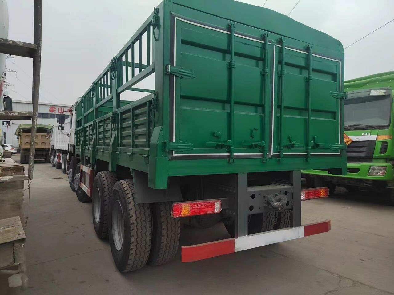 Sinotruk HOWO 8*4 Fence Truck - Platós teherautó: 4 kép. Sinotruk HOWO 8*4 Fence Truck - Platós teherautó: 4 kép.