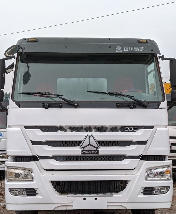 Sinotruk HOWO 8*4 Fence Truck - Platós teherautó: 3 kép. Sinotruk HOWO 8*4 Fence Truck - Platós teherautó: 3 kép.