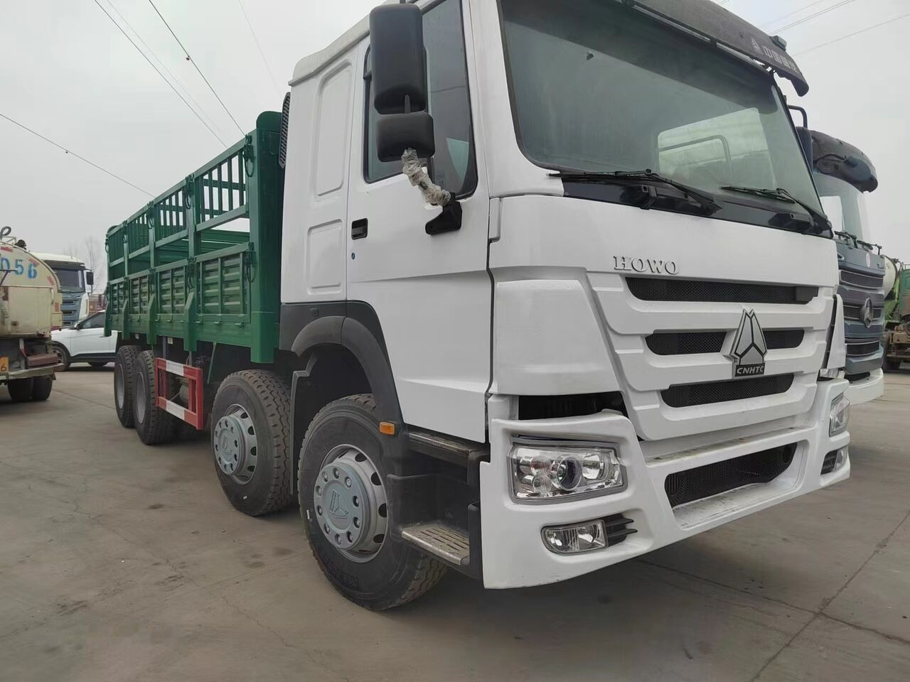 Sinotruk HOWO 8*4 Fence Truck - Platós teherautó: 2 kép. Sinotruk HOWO 8*4 Fence Truck - Platós teherautó: 2 kép.