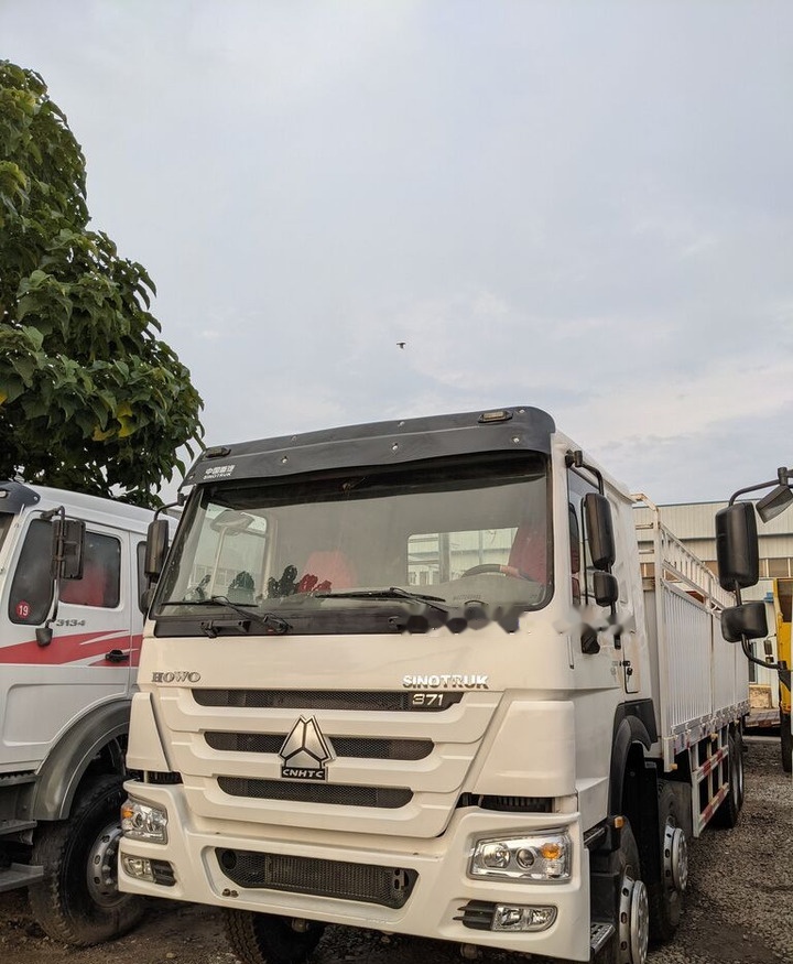 Sinotruk HOWO 8*4 Fence Truck - Platós teherautó: 2 kép. Sinotruk HOWO 8*4 Fence Truck - Platós teherautó: 2 kép.