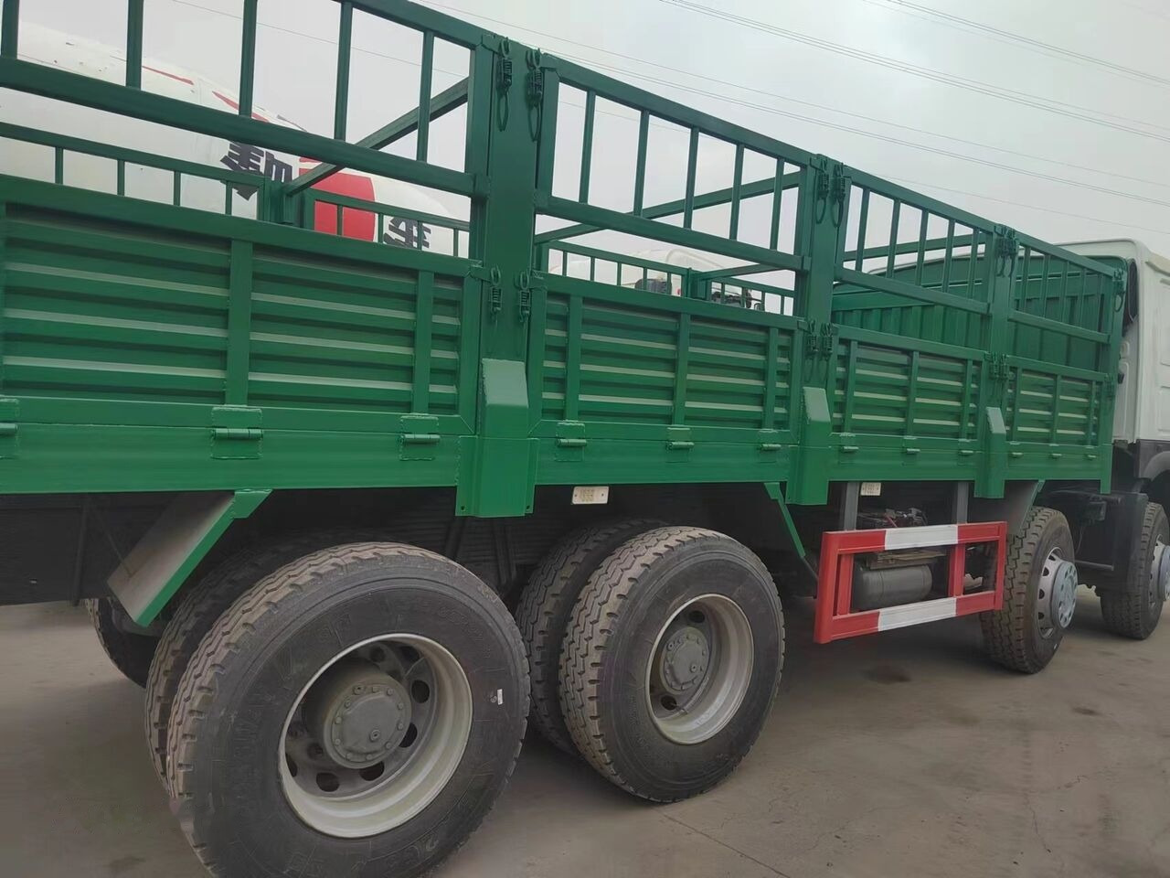 Sinotruk HOWO 8*4 Fence Truck - Platós teherautó: 5 kép. Sinotruk HOWO 8*4 Fence Truck - Platós teherautó: 5 kép.