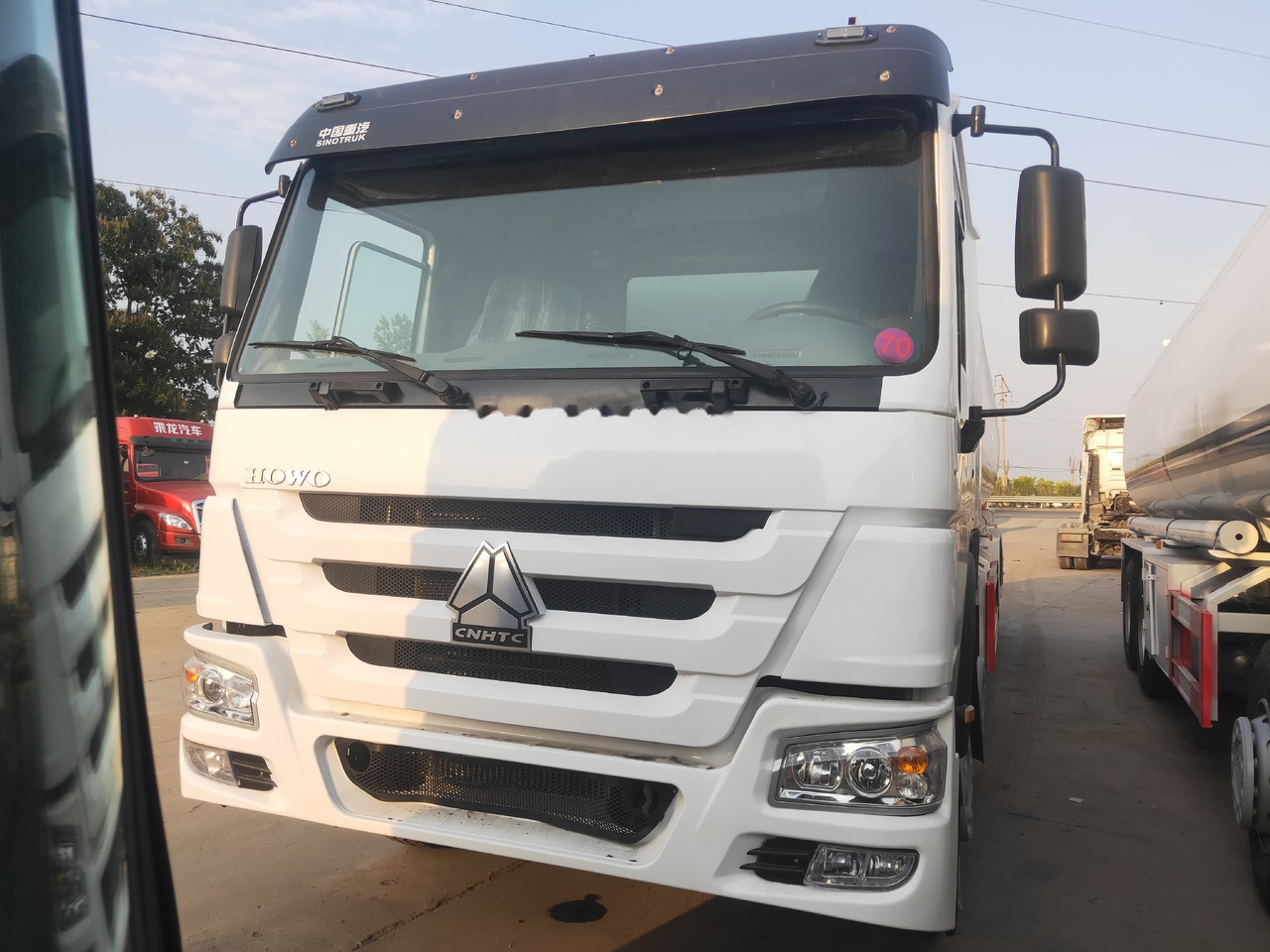 Sinotruk HOWO 8*4 Tank truck - Tartályos teherautó: 1 kép. Sinotruk HOWO 8*4 Tank truck - Tartályos teherautó: 1 kép.