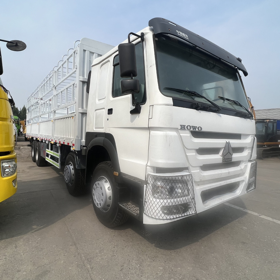 Sinotruk HOWO - Platós teherautó: 4 kép. Sinotruk HOWO - Platós teherautó: 4 kép.