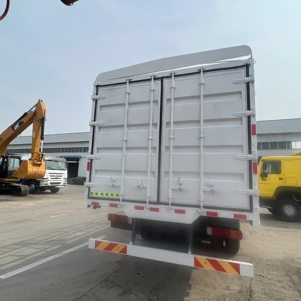 Sinotruk HOWO - Platós teherautó: 2 kép. Sinotruk HOWO - Platós teherautó: 2 kép.