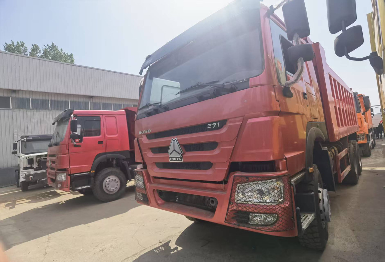 Sinotruk HOWO371Dump truck - Billenőplatós teherautó: 1 kép. Sinotruk HOWO371Dump truck - Billenőplatós teherautó: 1 kép.