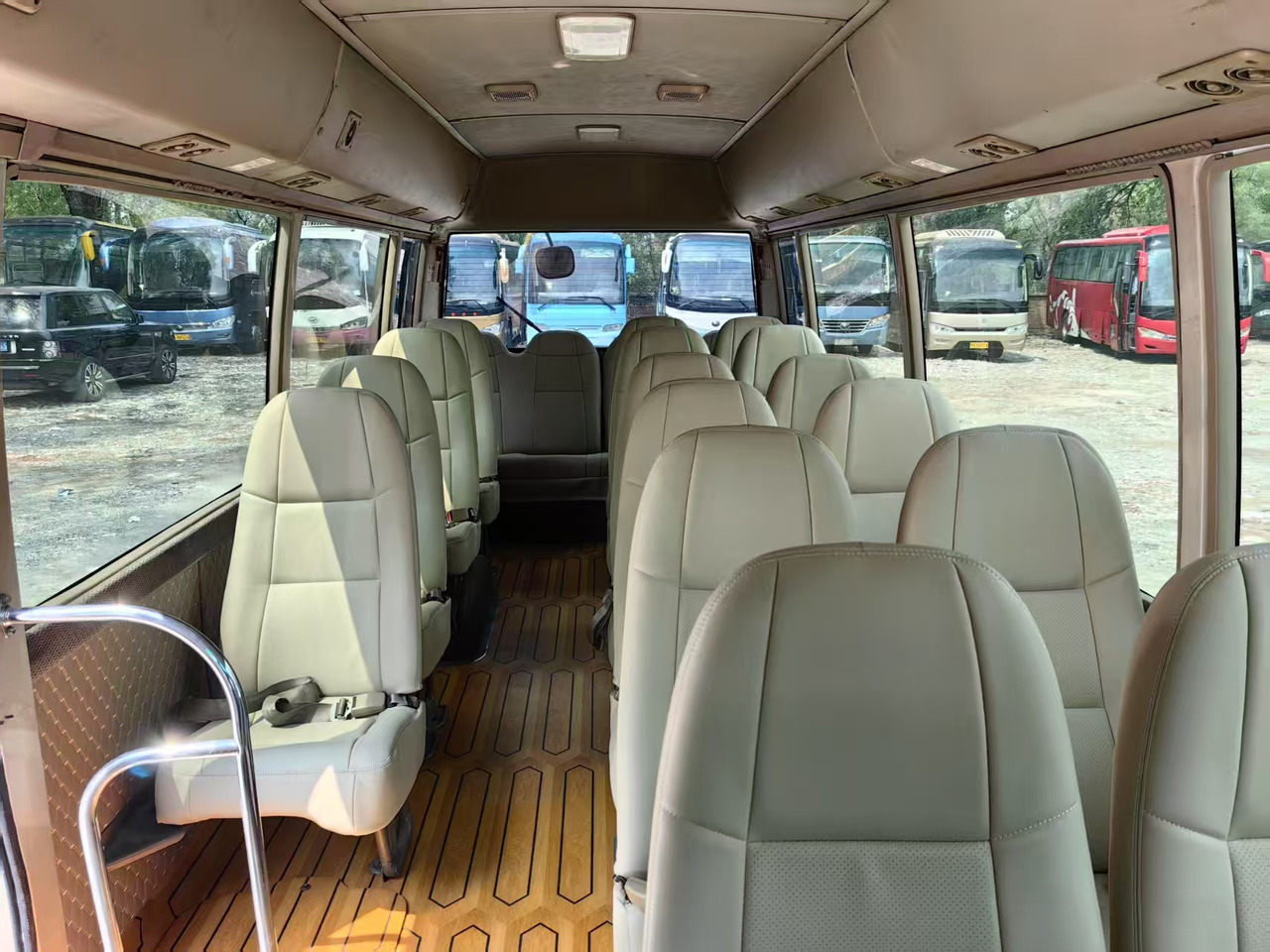 Toyota Coaster - Minibusz, Kisbusz: 2 kép. Toyota Coaster - Minibusz, Kisbusz: 2 kép.