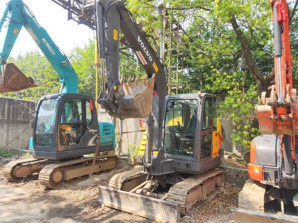Volvo EC 60 C - Lánctalpas kotró: 3 kép. Volvo EC 60 C - Lánctalpas kotró: 3 kép.
