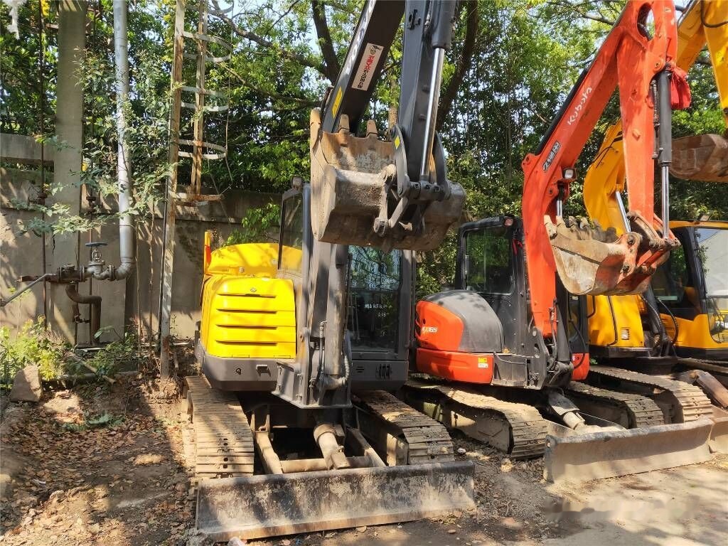 Volvo EC 60 C - Lánctalpas kotró: 2 kép. Volvo EC 60 C - Lánctalpas kotró: 2 kép.