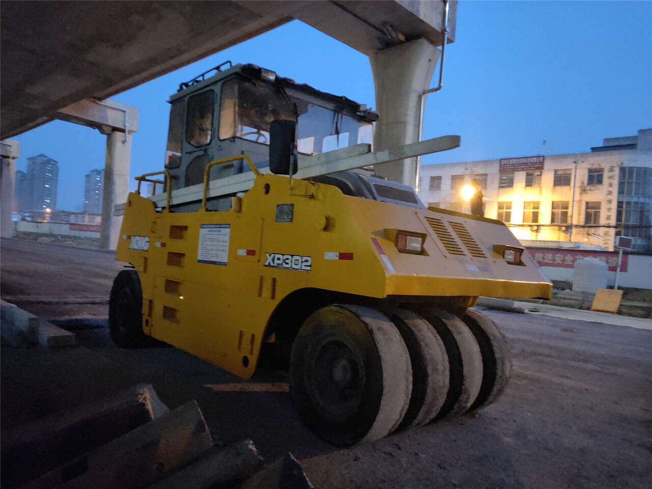 XCMG XP302 - Pneumatikus henger: 5 kép. XCMG XP302 - Pneumatikus henger: 5 kép.