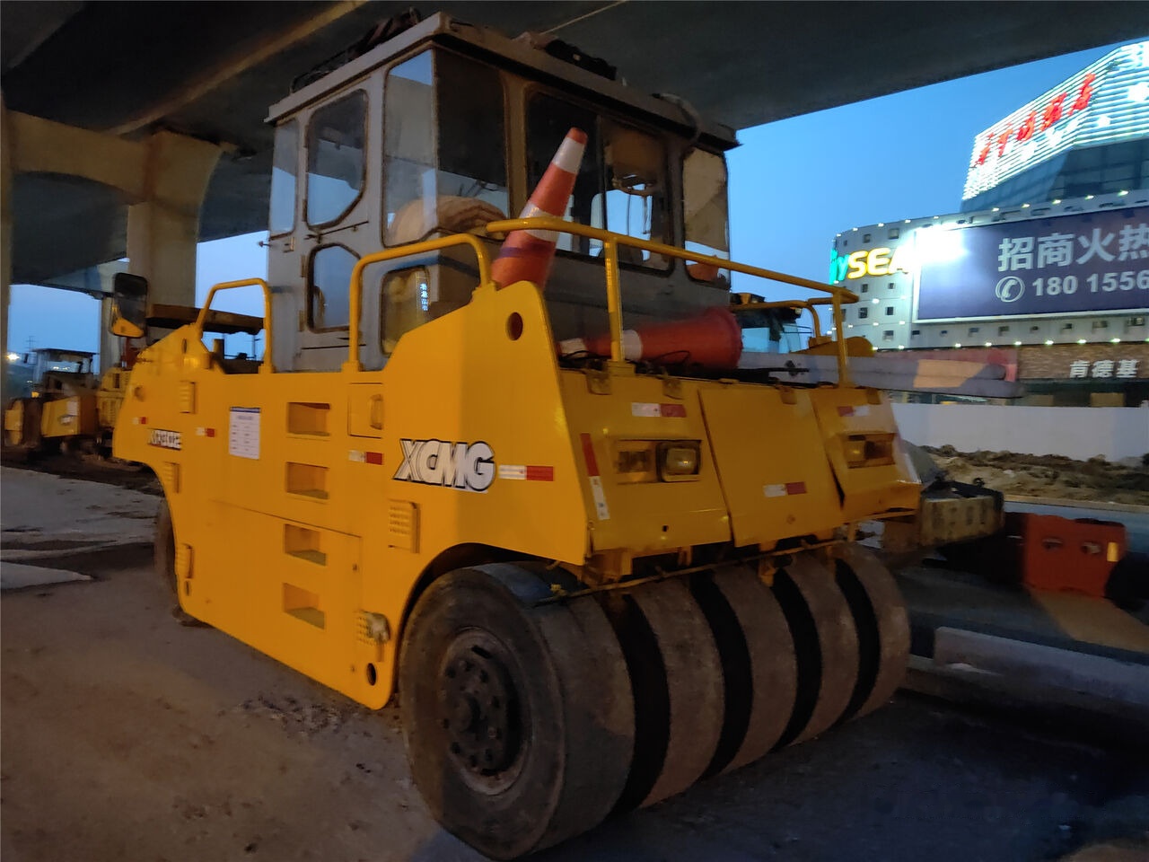 XCMG XP302 - Pneumatikus henger: 4 kép. XCMG XP302 - Pneumatikus henger: 4 kép.